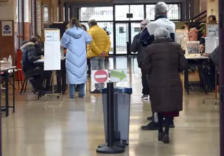 Personas acuden a votar a un colegio electoral