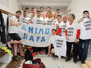 Los jugadores del Santa Croya muestran su cariño a Rafa Pastor