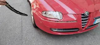 Coche dañado en la calle Doctor Villalobos