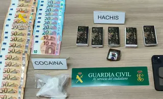El dinero y la droga requisados al detenido
