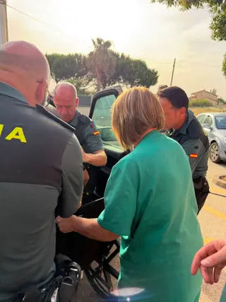 Guardia Civil y sanitarios trasladan al desaparecido