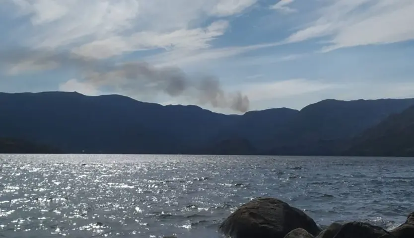 Columna de humo vista desde el Lago de Sanabria