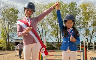 Ximena Gutiérrez y Anne Fernández en el Podio