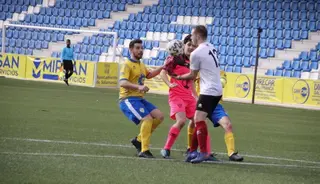 Eguileor pelea por un balón. Salamanca24horas