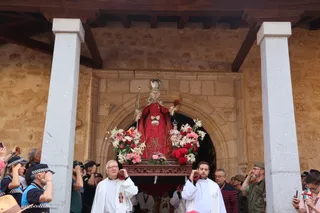 La Virgen de la Concha a la salida de la iglesia de San Antolín