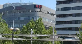 El termómetro de la Plaza de la Marina durante una ola de calor, con temperaturas que se rozarán esta jornada