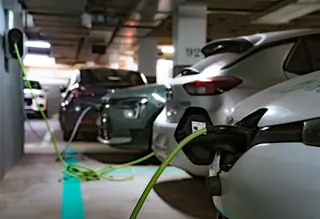 Parking en Madrid de vehículos de coches eléctricos ARVAL Archivo