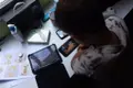 Un niño usa el teléfono móvil y una tablet. Eduardo Parra Europa Press Archivo