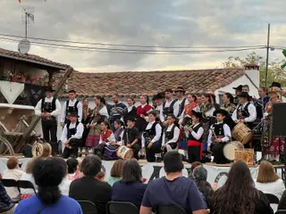 Foto de familia de los participantes en el VII Certamen de Tamborileros 'Andrés Calles' de Guadramiro