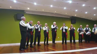 Un coro y dulzaineros de la emigración cultural regresan a sus raíces en un concierto en Zamora