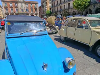 Concentración de Citroën 2CV en la Plaza Mayor 