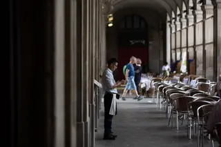 Un camarero esperando clientes para la terraza de un bar - David Zorrakino - Europa Press - Archivo