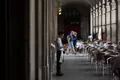 Un camarero esperando clientes para la terraza de un bar - David Zorrakino - Europa Press - Archivo
