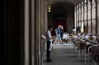 Un camarero esperando clientes para la terraza de un bar - David Zorrakino - Europa Press - Archivo