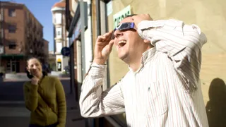 Un hombre disfrutando del eclipse solar en Benavente en el año 2005