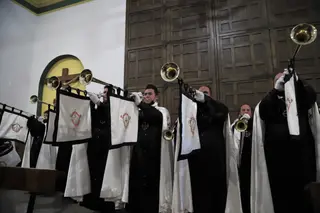 Imagen de la banda de cornetas de la Tercera Caída en el Triduo de la Hermandad Foto María Lorenzo