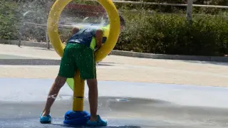 Un niño juega en un parque. – Rosa Veiga – Europa Press – Archivo