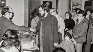 El secretario general del PCE, Santiago Carrillo, vota en el referéndum de la Constitución ICAL