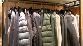 Perchero de abrigos y chaquetas de hombre - EUROPA PRESS - Archivo