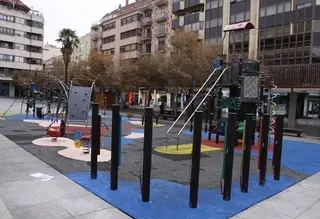 El Ayuntamiento prosigue con la instalación de juegos infantiles en los parques de la ciudad
