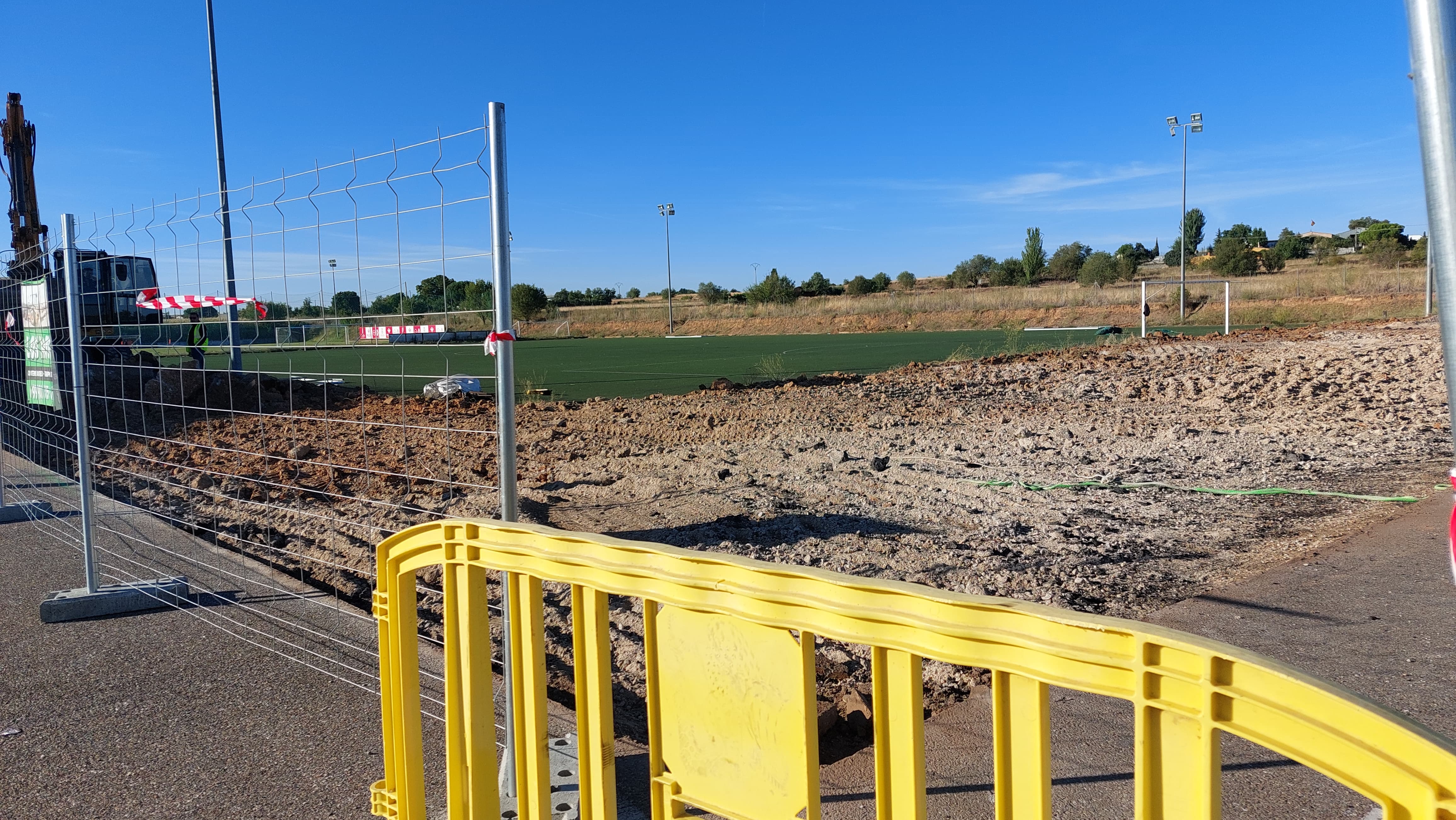Obras en uno de los campos anexos al Ruta