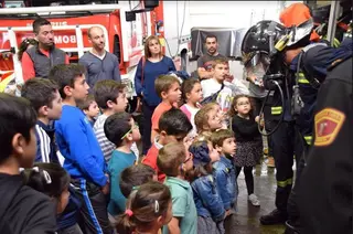 Visita niños bomberos