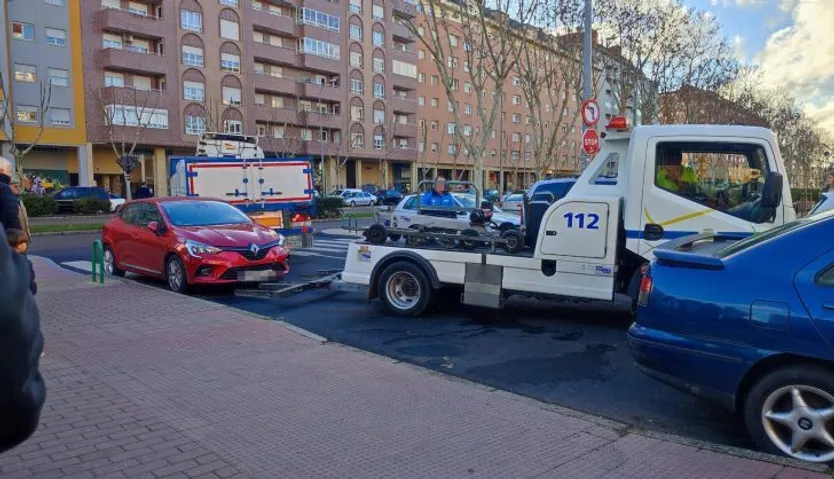 La grúa se lleva al coche.