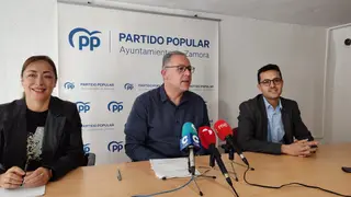 Jesús María Prada, junto a concejales del PP en la rueda de prensa de este miércoles