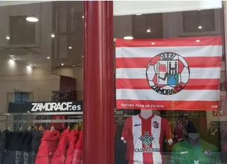 Escaparate tienda oficial del Zamora CF . Archivo