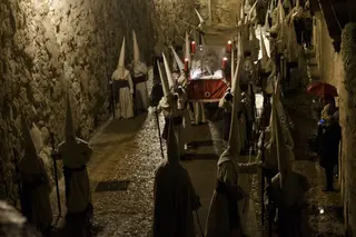 Recorrido Procesional de la Hermandad de Jesús Yacente bajo la lluvia el pasado 2019