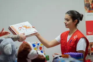 Cruz Roja reparte juguetes educativos | t