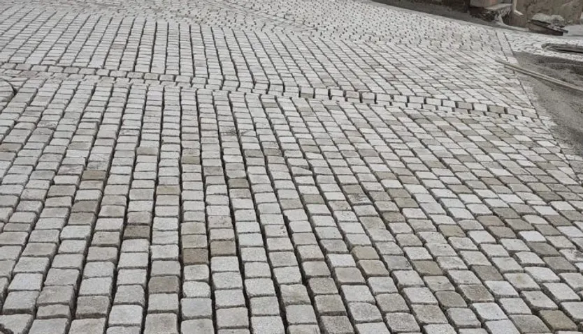 Pavimento de la plaza de la iglesia de Chanos