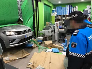 Una conductora empotra su vehículo contra una imprenta de la calle Villalpando