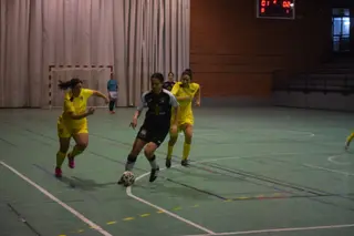 Blanca avanza con el balón