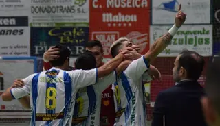 Los jugadores del Atlético Benavente celebran un tanto