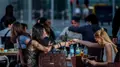 Varias personas fumando en una terraza de bar. Europapress