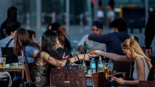 Varias personas fumando en una terraza de bar. Europapress