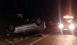 Imagen de un coche volcado en un accidente - Archivo