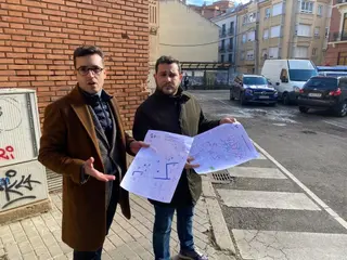 Víctor López y David Ángel Hernández en la plaza del Mercado