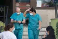 Varios médicos durante un descanso-Archivo