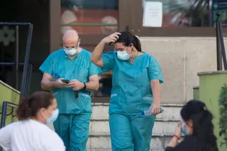 Varios médicos durante un descanso-Archivo