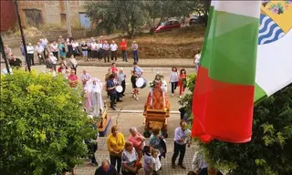 Izado de la bandera en Olleros y Calzadilla