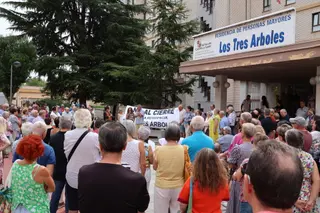 Concentración organizada por Zamora Decide ante la residencia de Los Tres Árboles