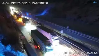 Imagen de camiones embolsados en la A 52 el pasado viernes. Archivo