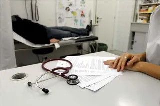 Un médico en la consulta en el Sacyl.Archivo