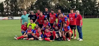 CD Benavente levantando el Trofeo Intercatia