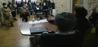 ‘Renovables sí pero no así’, la última charla en La Carballeda y Sanabria sobre los macroproyectos de placas solares previstos en la zona