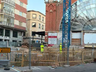 Operarios trabajando en el interior del Mercado de Abastos 
