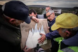 Los Integrantes Del Equipo De La Fundición Ajustan Las Lenguas De Fuego. Fotografía Carlos Blanco