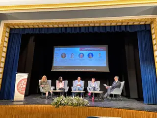 Pilar Villarino en la mesa del foro de IA en Zamora
